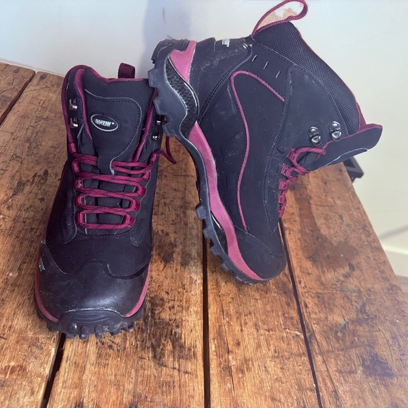 Baffin Black and Pink Winter Boots with Waterproof Design - Picture 2 of 6